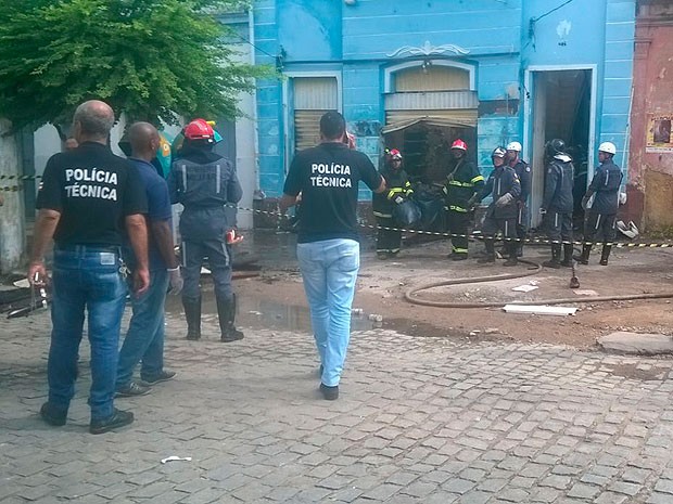 Corpo de criança é retirado de casrão que pegou fogo em Cachoeira, Bahia (Foto: Henrique Mendes/ G1)