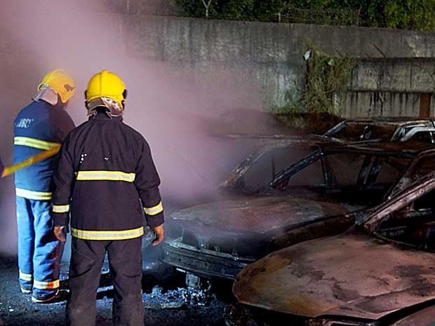 Bombeiros trabalham após conter incêndio que atingiu 43 carros em um depósito de Ceilândia, no DF (Foto: Ricardo Moreira/G1)