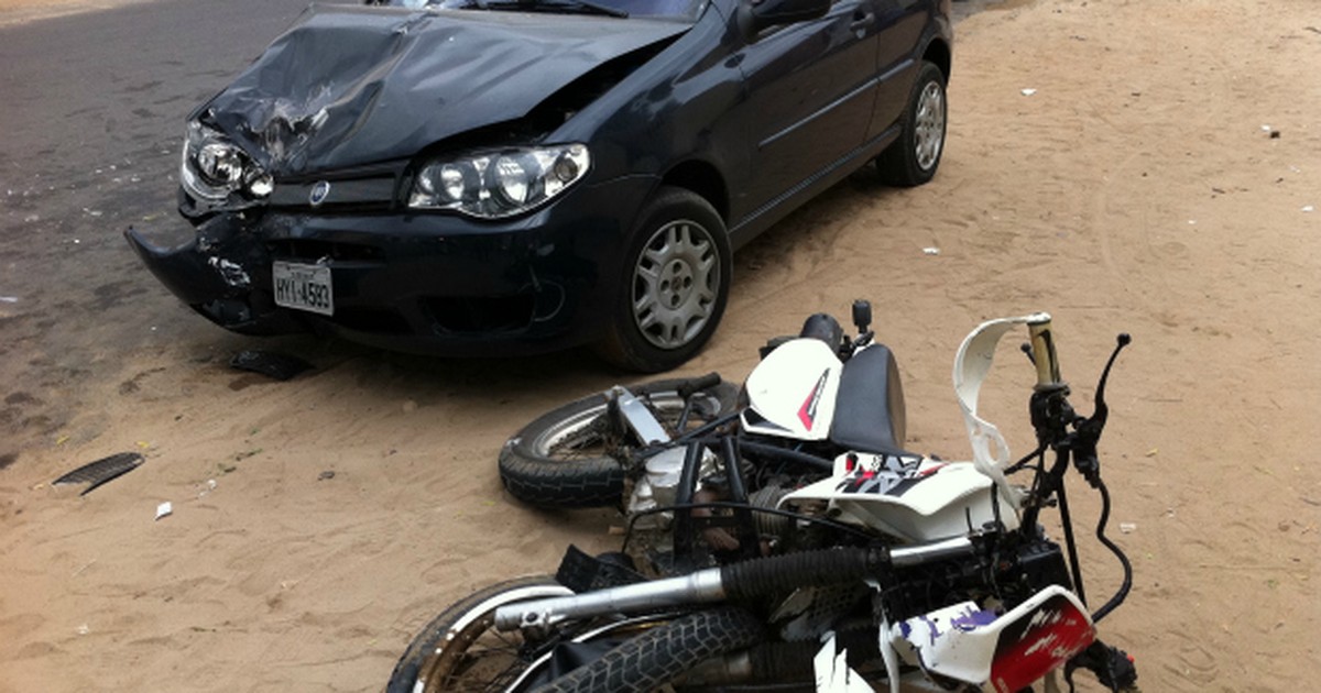 G Carro Na Contram O Colide Motocicleta E Deixa Dois Feridos No