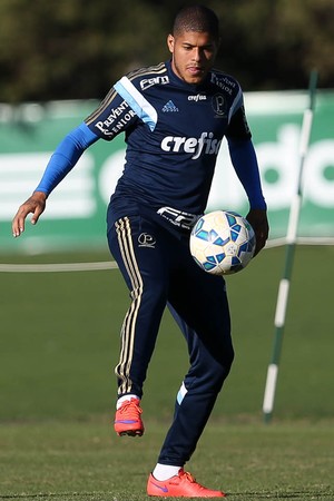 Perto de acerto, Leandro é aguardado para exames e assinatura no Santos