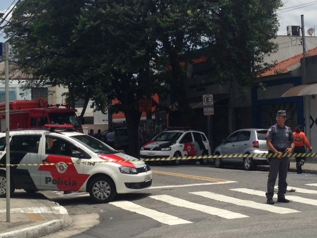 Rua Cotovia bloqueada pela PM após ameaça contra gerente de banco em Moema (Foto: Tatiana Santiago/G1)
