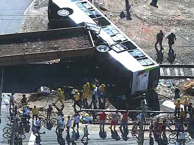 Com a colisão, ônibus tombou e deixou pessoas feridas (Foto: Reprodução / TV Globo)