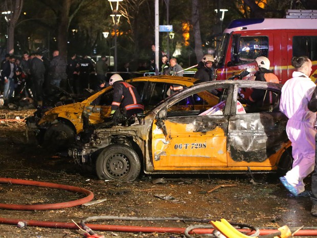 Policiais trabalham ao lado de veículos destruídos após atentado em Ancara, Turquia, em 13 de março (Foto: Erol Ucem/AFP)