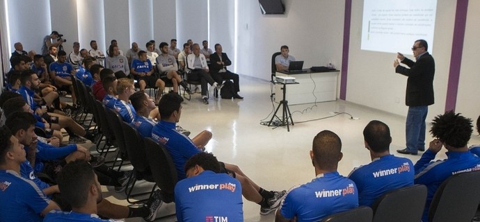 Jogadores do Corinthians participam de palestra sobre arbitragem no CT