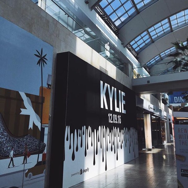 Resultado de imagem para kylie cosmetics inauguraçaõ