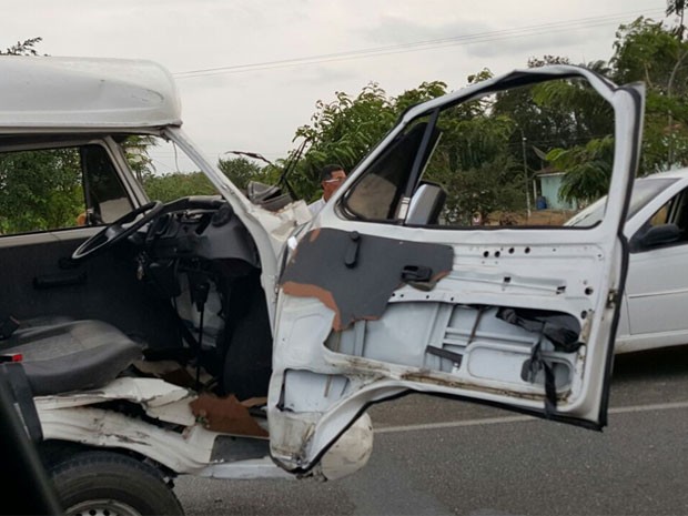 Acidente entre Kombi e carro deixou várias pessoas feridas na PE-90 (Foto: Reprodução / WhatsApp)