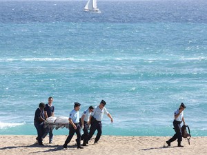 Corpo de turista francês que morreu após ataque de tubarão na Ilha da Reunião é removido (Foto: Richard Bouhet/AFP)