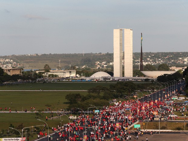 BRASÍLIA: Manifestantes contra o impeachment da presidente Dilma Rousseff e pela democracia caminham pela Esplanada dos Ministérios em direção ao Congresso Nacional, em Brasília (Foto: André Dusek/Estadão Conteúdo)