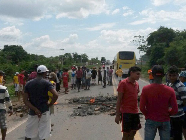 Aproximadamente 50 manifestantes participam de protesto na BR-135, no MA (Foto: Divulgação / PRF)