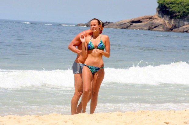 Jogador Fred e namorada na praia (Foto: JC Pereira/AgNews)