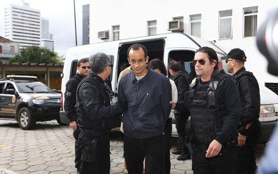 O presidente da Odebrecht, Marcelo Odebrecht, é levado para o IML pela Polícia Federal em Curitiba. Ele foi preso na Operação Lava Jato (Foto: Geraldo Bubniak / Parceiro / Agência O Globo)