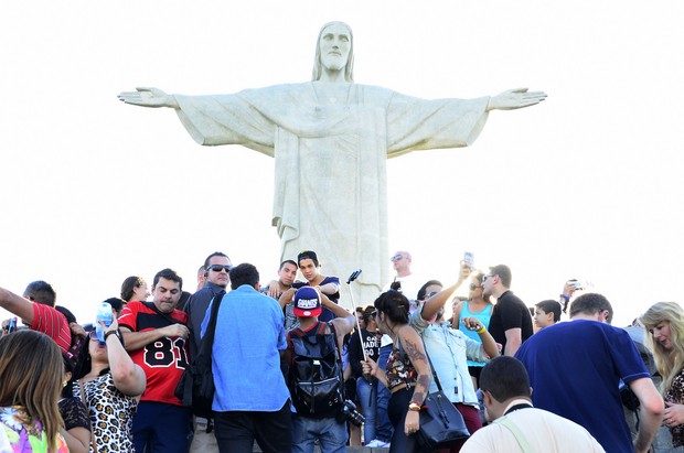Austin Mahone visita o Cristo Redentor (Foto: Henrique Oliveira, Gabriel Reis e André Freitas / Agnews)