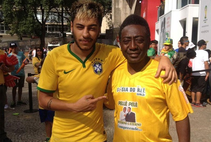 Sósias de Neymar e Pelé na Fan Fest de São Paulo