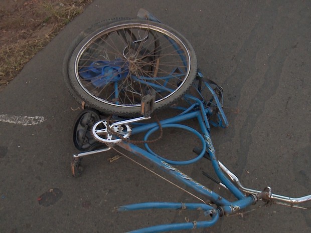 Bicicleta que a vítima andava (Foto: Reprodução/TV Clube)