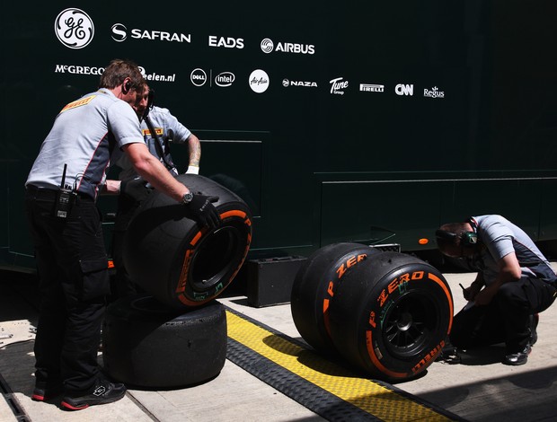 Engenheiros da Pirelli analisam os pneus duros, no GP da Inglaterra (Foto: Getty Images) Engenheiros da Pirelli analisam os pneus duros, no GP da Inglaterra (Foto: Getty Images)