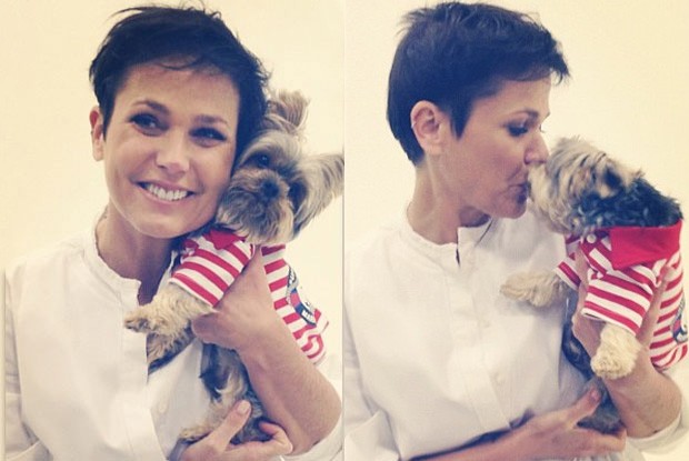 Xuxa posta foto dando selinho no cãozinho Dudu (Foto: Divulgação / Xuxa Produções)