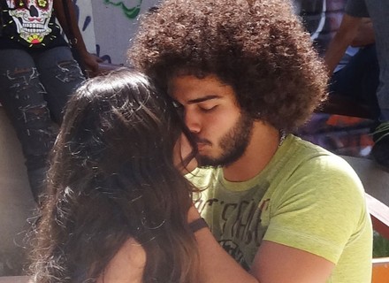 Pedro dá beijão em Luciana