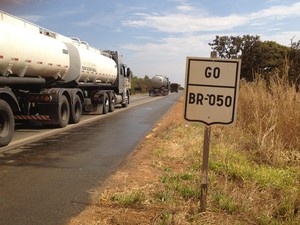 Tráfego é pesado no trecho goiano da BR-050 (Foto: Fernanda Borges/G1)