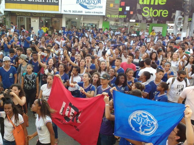 Ato ocorreu na Avenida Senhor dos Passos, em frente à prefeitura (Foto: Paulo José/Acorda cidade )