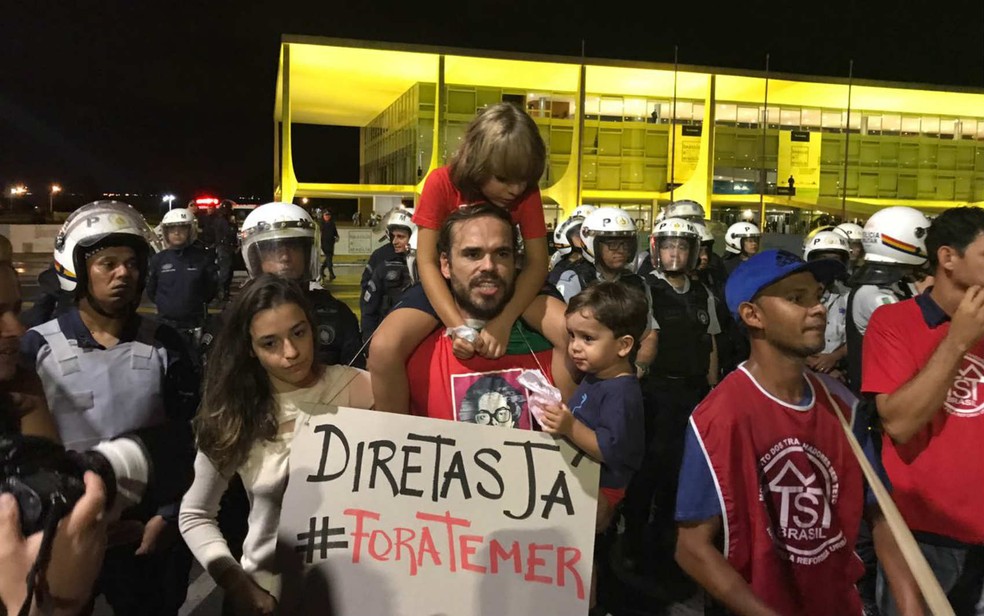 Família exibe cartaz pedindo eleições diretas, em ato contra Michel Temer na Praça dos Três Poderes, em Brasília (Foto: Letícia Carvalho/G1)
