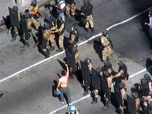 Homem sem camisa provoca policiais que cercaram a Praça Sete, em BH. (Foto: Reprodução/ TV Globo)