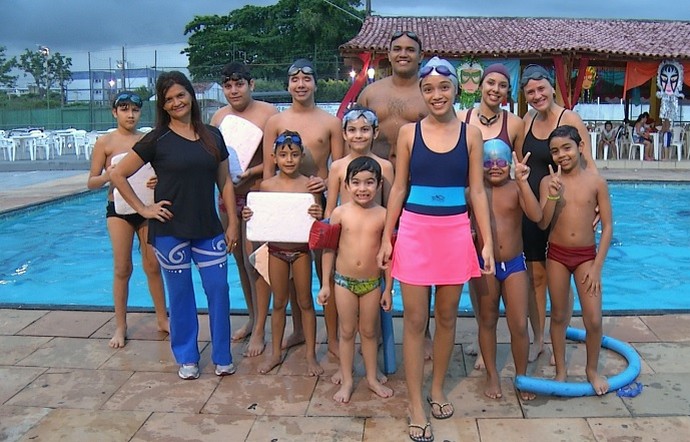 Mayara Cavalcante com sua turma de natação (Foto: Ivan Henriques, TV Liberal)