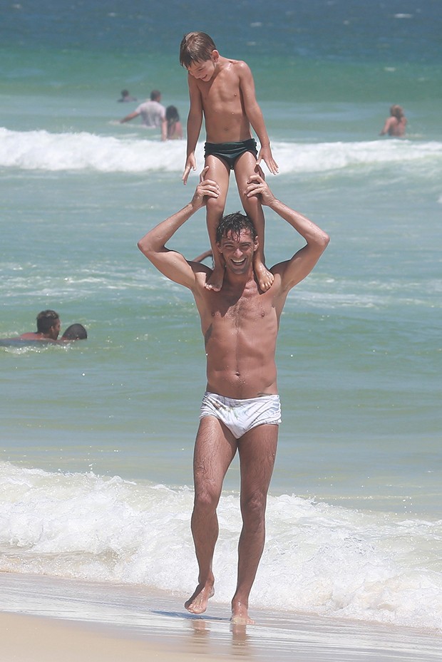 Giba com a mulher, Maria Luiza e o filho, Patrick se divertem na praia da Barra da Tijuca (Foto: Dilson Silva / AgNews) Giba com a mulher, Maria Luiza e o filho, Patrick se divertem na praia da Barra da Tijuca (Foto: Dilson Silva / AgNews)