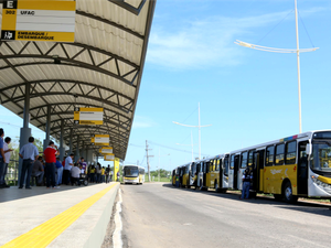 Ao todo, 16 ônibus foram entregues nesta sexta-feira (19) em Rio Branco (Foto: Marcos Vicentti/PMRB)