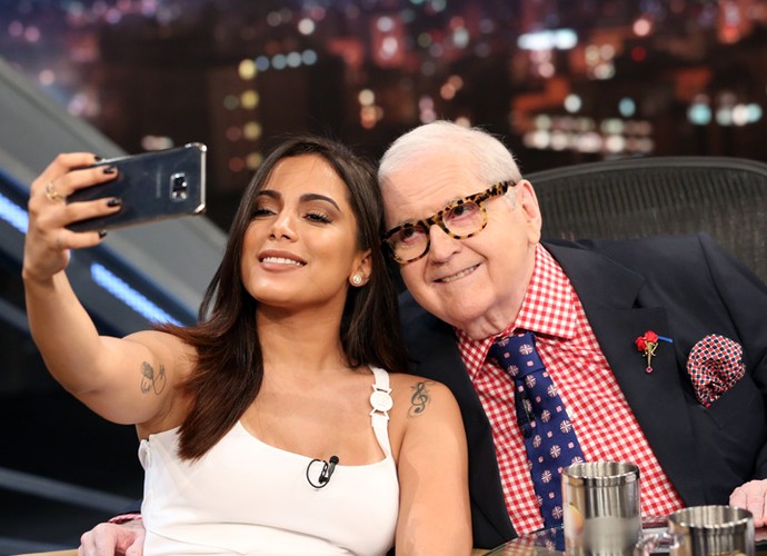 Anitta registra o encontro com o apresentador Jô Soares (Foto: Carol Caminha/Gshow)