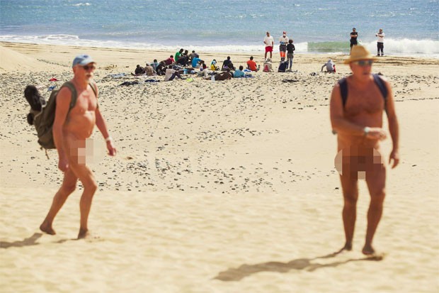 Praia a que chegaram os imigrantes recebe praticantes de nudismo (Foto: Borja Suarez/Reuters)