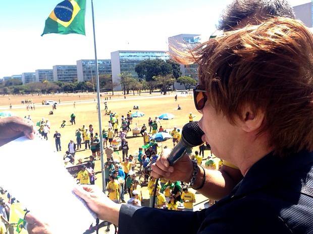 Filha de Hélio Bicudo, que assinou o pedido de impeachment, Maria Alice Bicudo lê carta de apoio à manifestação contra Dilma (Foto: Renan Ramalho/G1) Filha de Hélio Bicudo, que assinou o pedido de impeachment, Maria Alice Bicudo lê carta de apoio à manifestação contra Dilma (Foto: Renan Ramalho/G1)