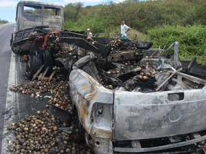 Veículos ficaram destruídos após batida e incêndio na Bahia (Foto: João Carvalho/Portal Jaguarari.com)