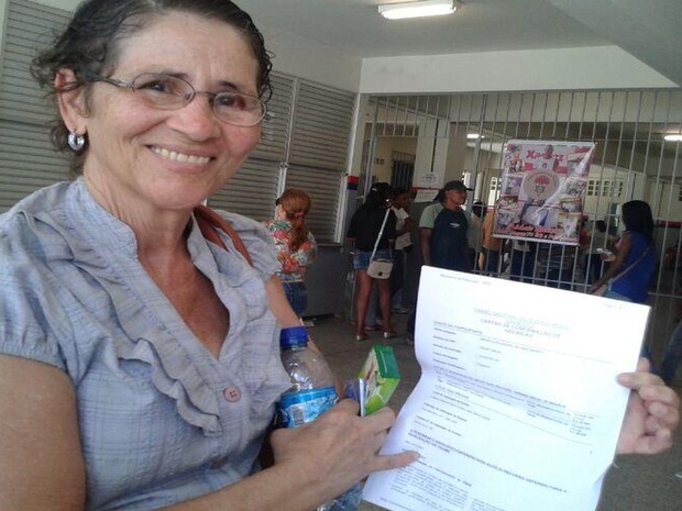 Maria Auxiliadora, 56, quer cusar História após aposentadoria e apostou nos estudos para o Enem em Aracaju (Foto: Marina Fontenele/G1)