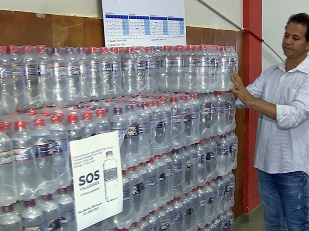 Voluntários arrecadam água para vítimas de tragédia (Foto: Reprodução EPTV)