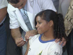 Estudantes da rede pública do Distrito Federal participaram na manhã desta sexta-feira (8) do lançamento da campanha de vacinação contra o HPV, no Centro de Ensino Fundamental 01, na Estrutural. O GDF vai vacinar aproximadamente 65 mil alunos com idades e (Foto: Reprodução/TV Globo) Estudantes da rede pública do Distrito Federal participaram na manhã desta sexta-feira (8) do lançamento da campanha de vacinação contra o HPV, no Centro de Ensino Fundamental 01, na Estrutural. O GDF vai vacinar aproximadamente 65 mil alunos com idades e (Foto: Reprodução/TV Globo)