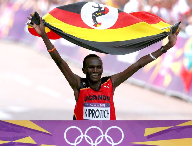 Stephen Kiprotich comemora vitória na maratona das olimpíadas (Foto: Reuters)