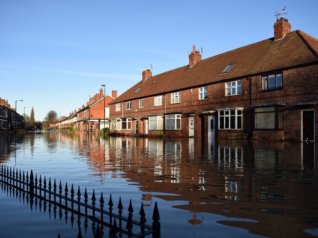 Rua residencial foi tomada pela água em York, no norte da Inglaterra  (Foto: AFP Photo/Oli Scarff)