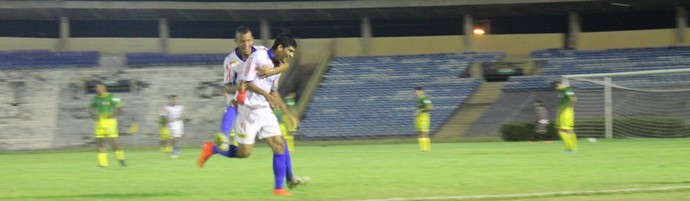 Júnior Saudade comemorando seu segundo gol na vitória do Piauí (Foto: Emanuele Madeira/Globoesporte.com)