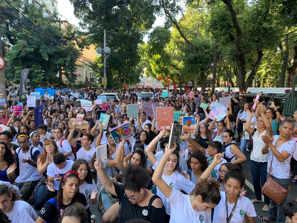 Alunos, pais e professores de institutos federais protestaram na manhã desta segunda (6) na Tijuca — Foto: Fernanda Rouvenat / G1