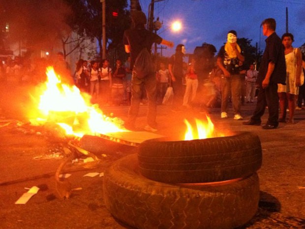 Antes de ocupar prédio, estudantes fecharam cruzamento no Centro da capital (Foto: Kety Marinho / TV Globo)