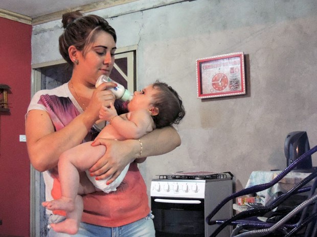 Sobrevivente da tragédia, Barbara dá de mamar à pequena Alice, de seis meses (Foto: Felipe Truda/G1)