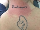 Adriana Sant'Anna faz tatuagem em homenagem a Rodrigão e ao filho