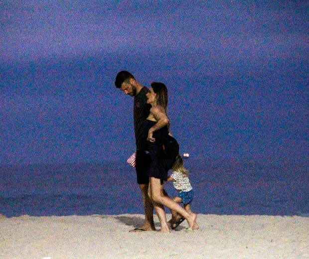 Fernanda Lima e Rodrigo Hilbert vão com Maria a praia (Foto: JC Pereira/AgNews)
