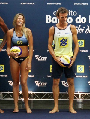 A musa Mari Paraíba ao lado do campeão olímpico Emanuel (Foto: Divulgação/CBV)