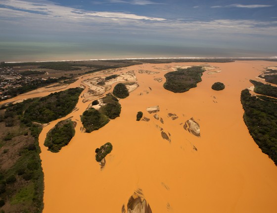 O Rio Doce em Linhares, Espírito Santo, carregado da lama de rejeitos de mineração da barragem da Samarco (Foto: ENRICO MARCOVALDI/EFE)