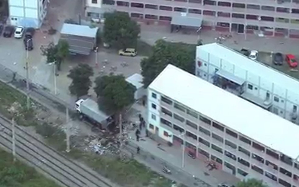 Caminhão de refrigerantes foi recuperado no conjunto da CCPL, entre Manguinhos e Benfica (Foto: Reprodução / TV Globo)