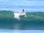 Rodrigo Santoro curte dia de surfe e praia no Rio em plena segunda-feira