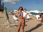 Mãe de três, Vera Viel exibe corpaço em praia de Miami