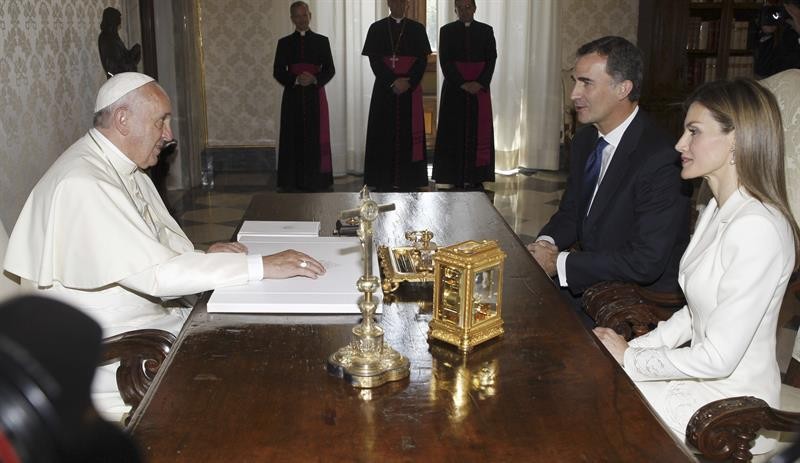 Os reis da Espanha, Felipe VI e Letizia, se reúnem nesta segunda-feira (30) com o papa Francisco em seu gabinete privativo, no Vaticano