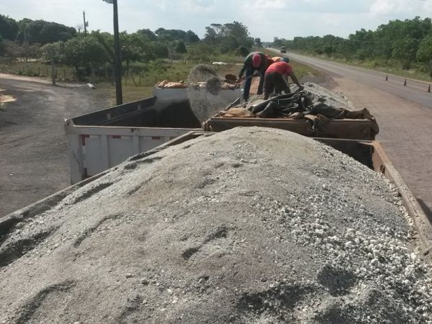 Caminhão que transportava brita excedia a capacidade de carga em quase 50 toneladas (Foto: Divulgação / PRF)